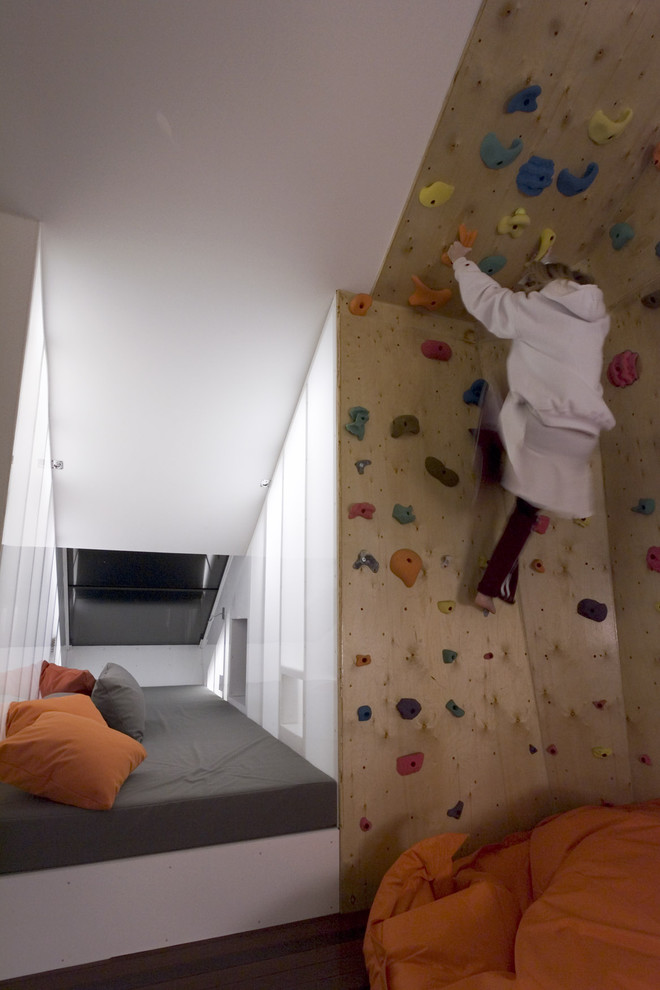 climbing wall in the interior 02