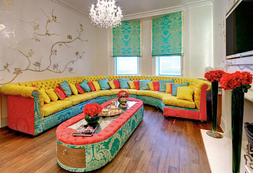 Желто-синий диван в гостиной