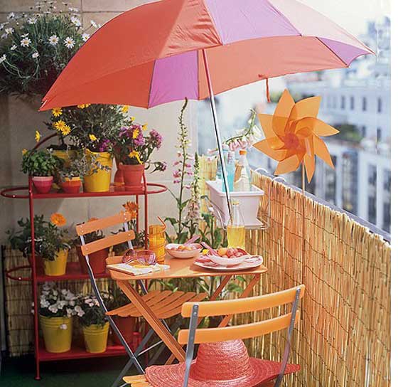 Зонт над столом на балконе