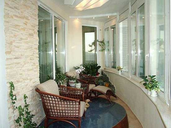 Кресла и растения на балконе