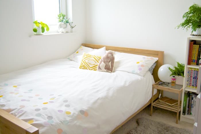 Декор комнаты: постельное бельё с рисунком в виде конфетти 