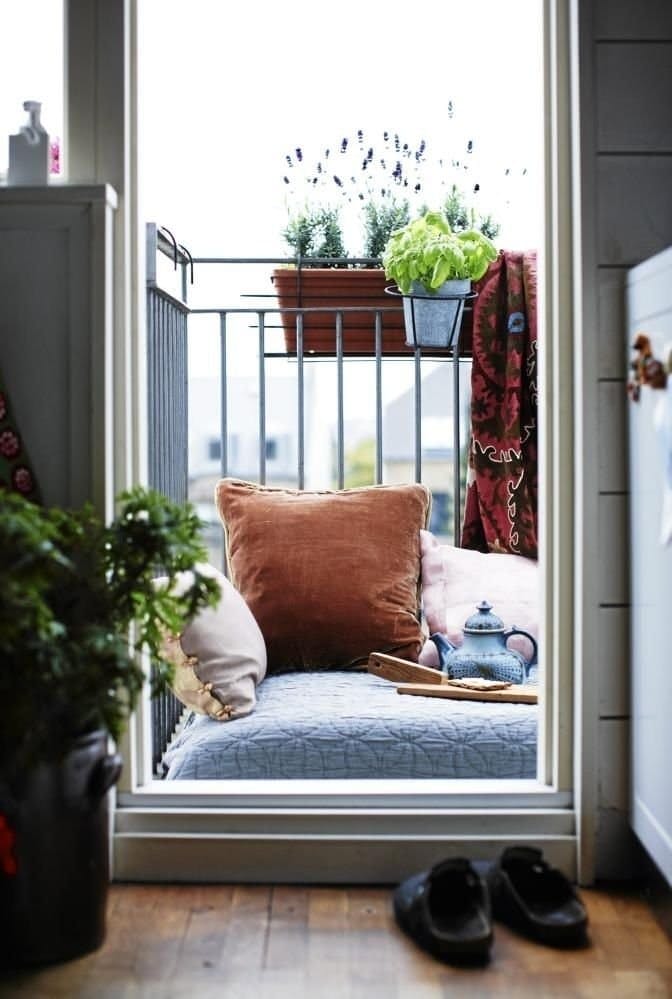 Декор маленького балкона: уютное место для сна и отдыха