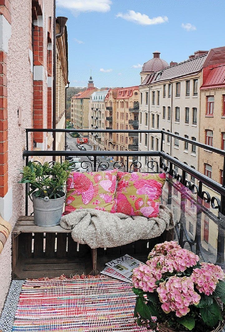 Декор маленького балкона: скромный комфорт 
