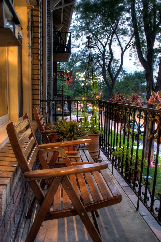Декор маленького балкона: комфортные стулья на городском фоне 