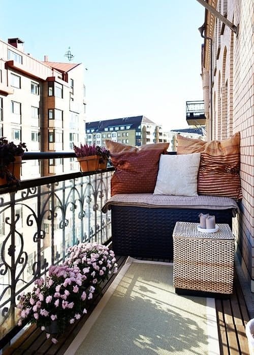 Декор маленького балкона: городской пейзаж 