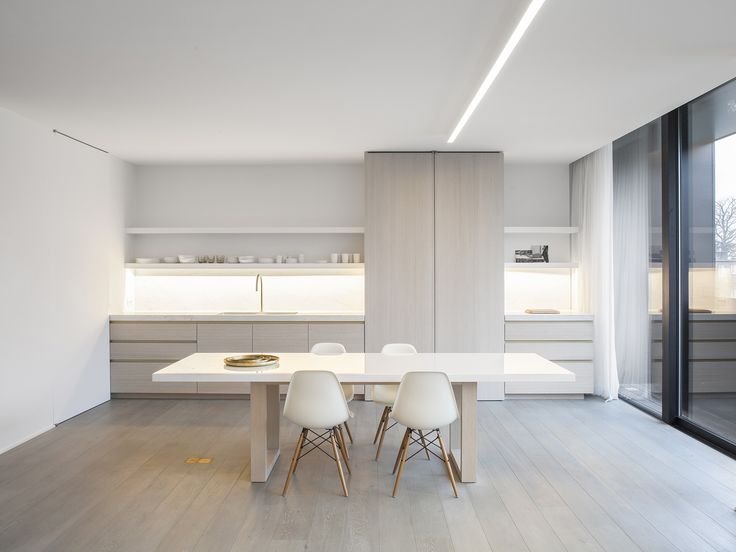 Использование дерева в дизайне интерьера: светлая кухня-столовая