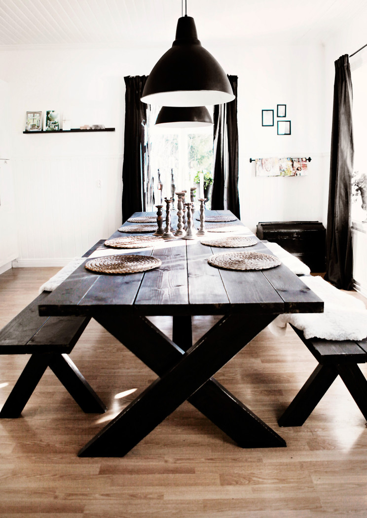 Деревянные столы для пикника прямо на кухне