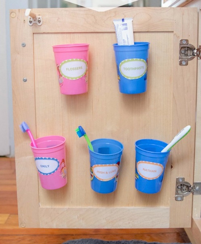 Держатели зубных щеток и пасты в виде разноцветных пластиковых стаканчиков