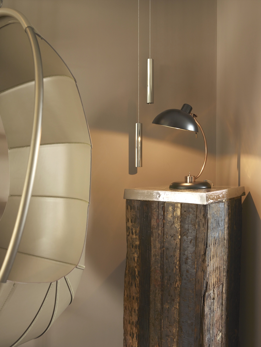 Лампа на деревянном длинном столике в лофт-апартаментах