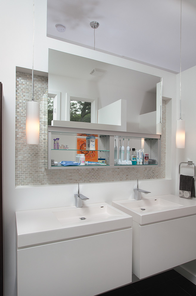 Система хранения в интерьере ванной комнаты. Дизайн Burns Century Interior Design