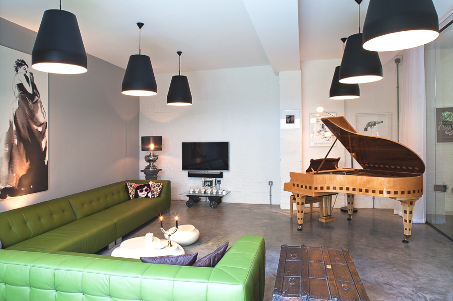 Роскошный рояль в интерьере гостиной в шикарных апартаментах