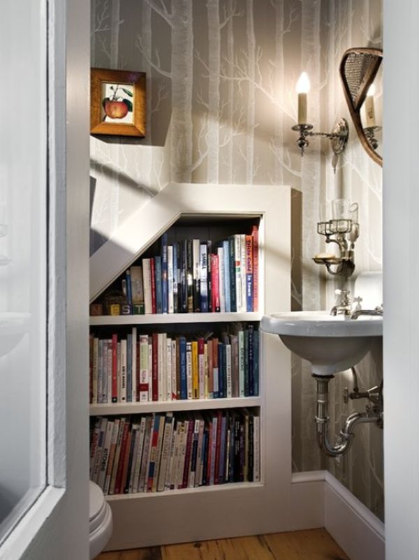 Дизайн ванной комнаты с книжными полками