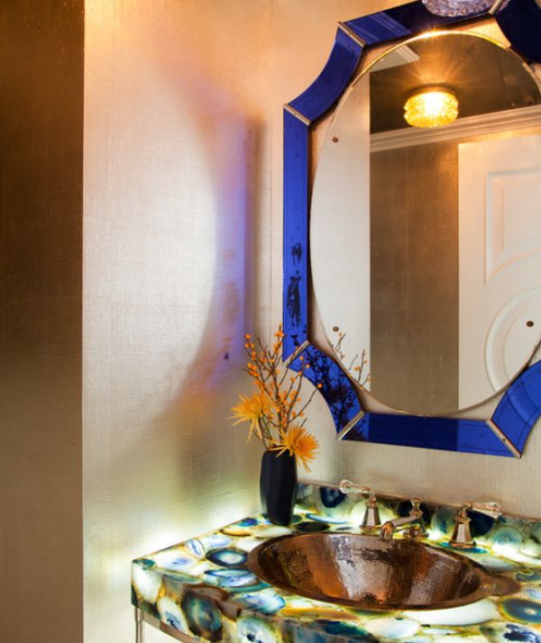 Дизайн ванной комнаты с использованием синего стекла