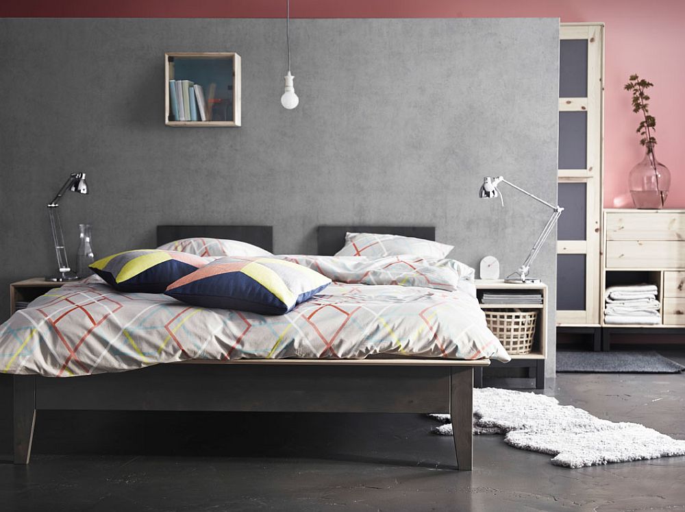Яркие дизайнерские подушки в монохромном интерьере спальни