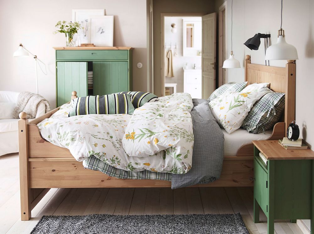 Дизайнерская тумбочка и шкаф зеленого цвета в интерьере спальни