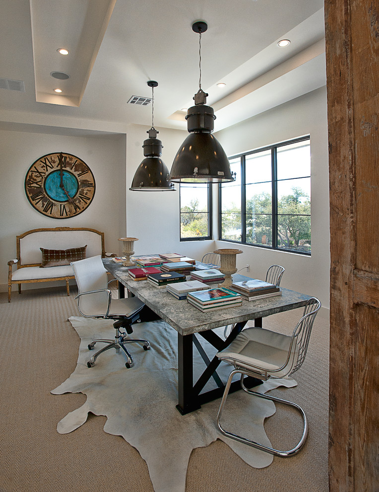 Дизайн домашнего кабинета - каменные урны на рабочем столе