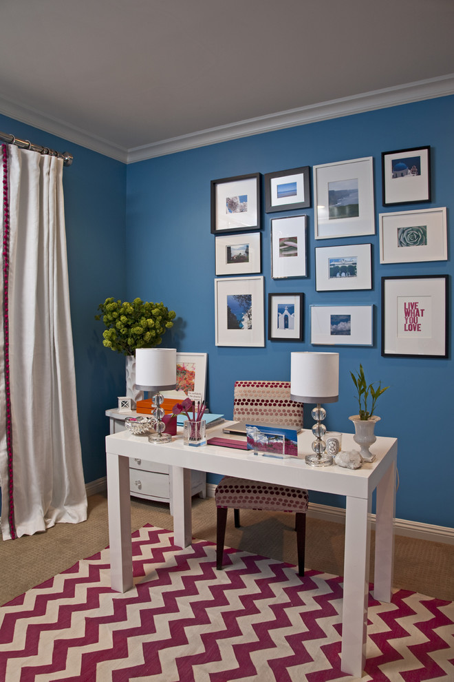 Дизайн домашнего кабинета с голубыми стенами и ярким ковриком