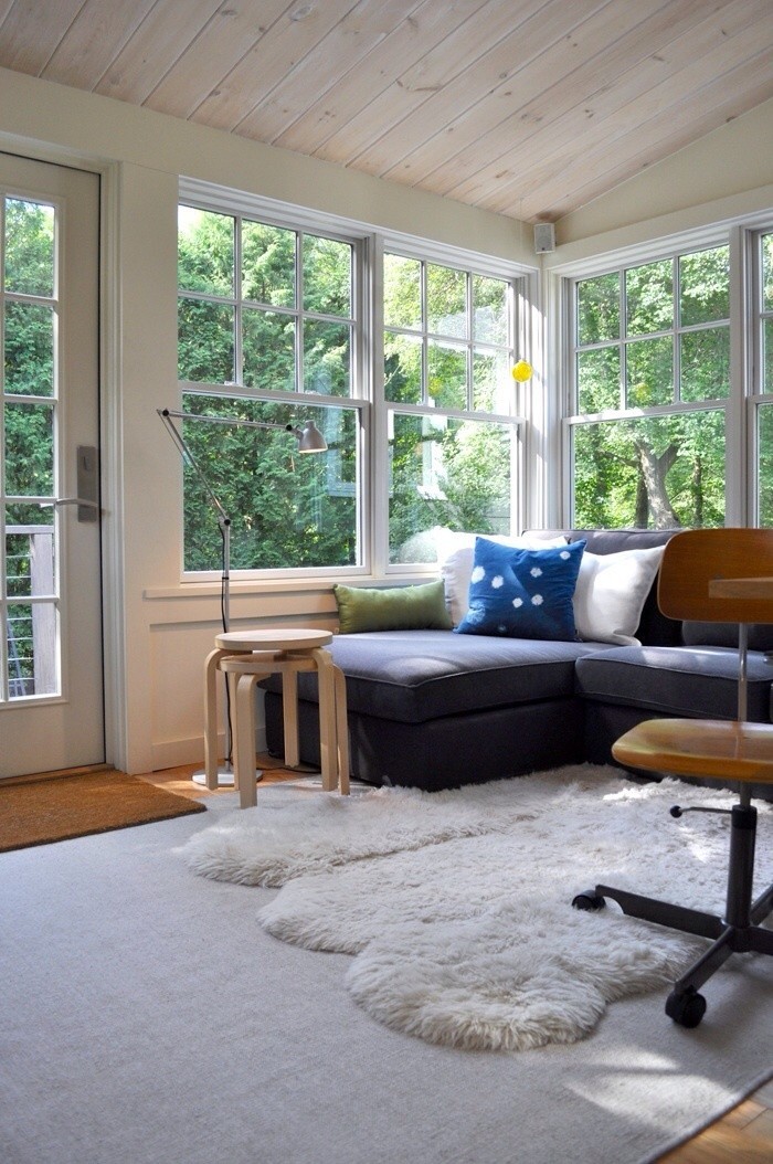 Дизайн домашнего офиса: удобный мягкий диван с декоративными подушками