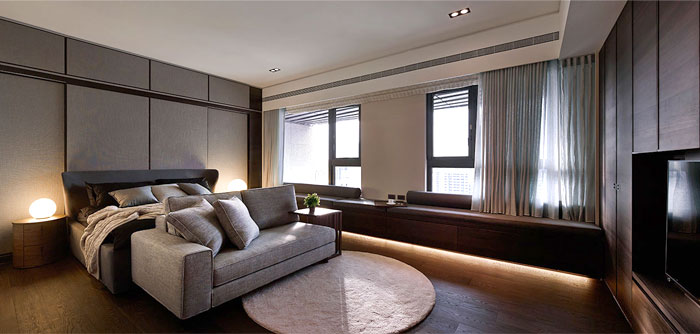 Дизайн интерьера квартиры в классическом стиле: маленький круглый ковёр в спальне