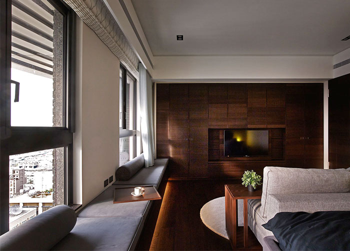 Дизайн интерьера квартиры в классическом стиле: мягкие сиденья у окна