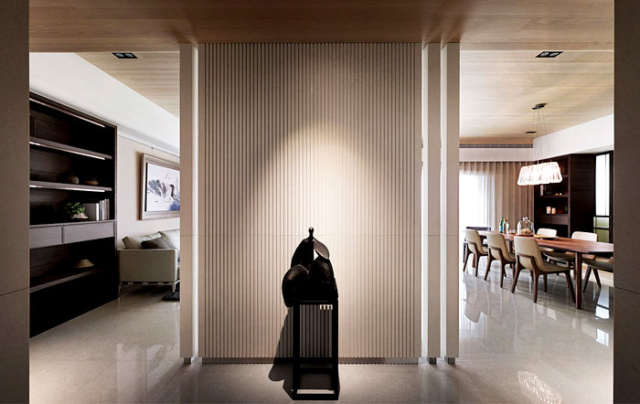 Дизайн интерьера квартиры в классическом стиле: необычная статуэтка