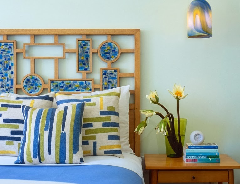 Дизайн изголовья кровати в синих тонах