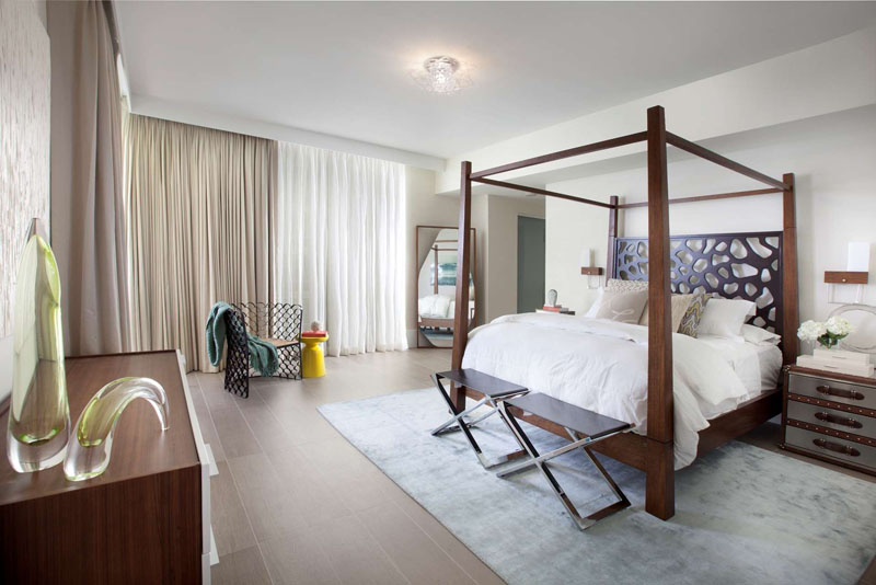 Дизайн комнаты для гостей - массивная кровать из тёмного дерева