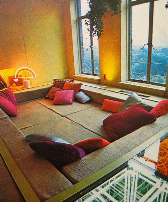 Дизайн интерьера комнаты с углублением: ниша в полу у окна