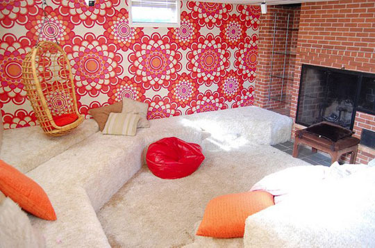 Дизайн интерьера комнаты с углублением: множество ковров
