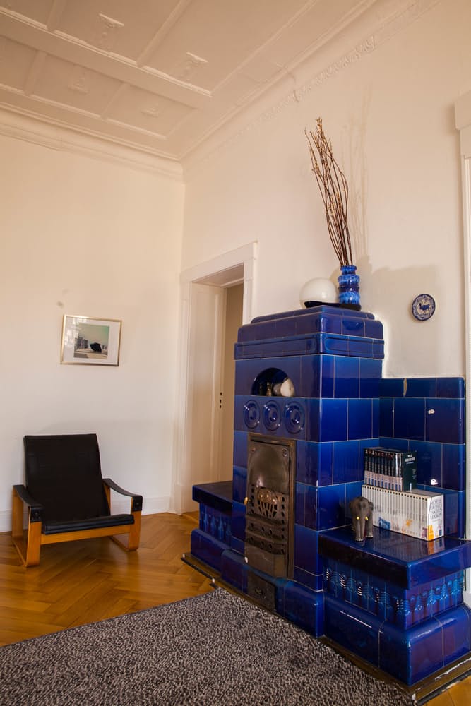 Дизайн квартиры с высокими потолками: синее сердце гостиной