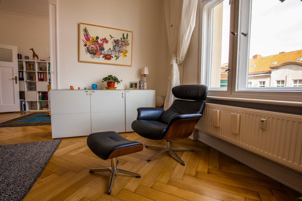 Дизайн квартиры с высокими потолками: мягкое кресло