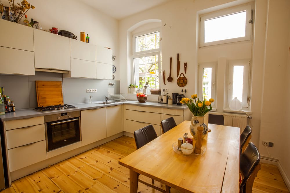 Дизайн квартиры с высокими потолками: кухонный уголок