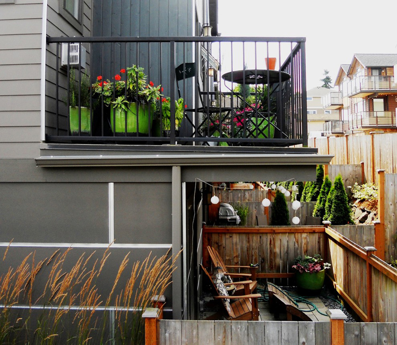 Современный дизайн маленького балкона - Фото 14