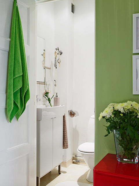 Дизайн небольшой квартиры: светлая ванная комната