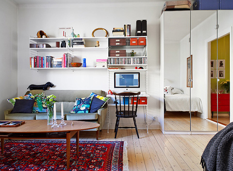 Дизайн небольшой квартиры: журнальный столик и книжные полки