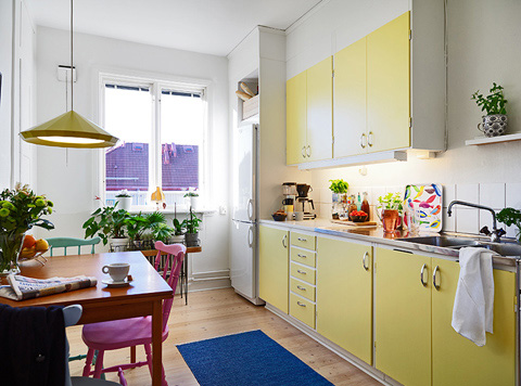 Дизайн небольшой квартиры: желтая кухня