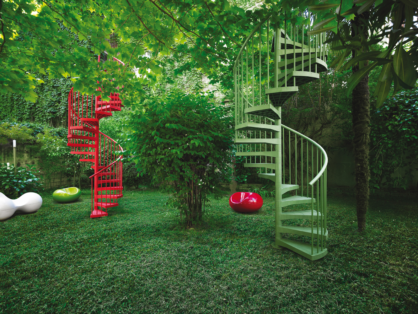 Дизайн лестниц красного и зеленого цвета