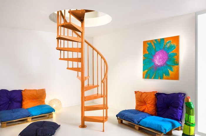 Дизайн винтовой лестницы оранжевого цвета