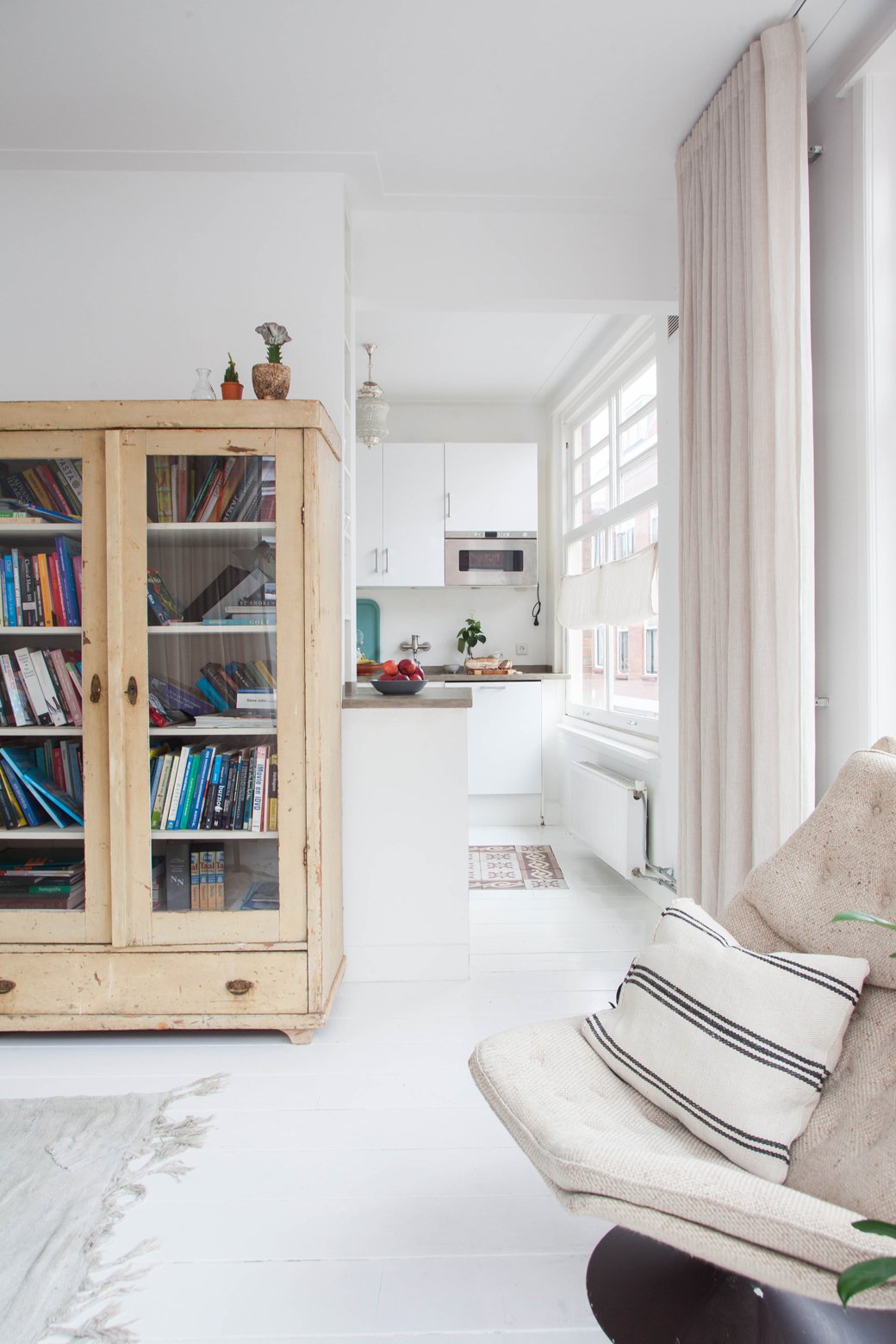 Винтажный книжный шкаф в дизайне просторной квартиры