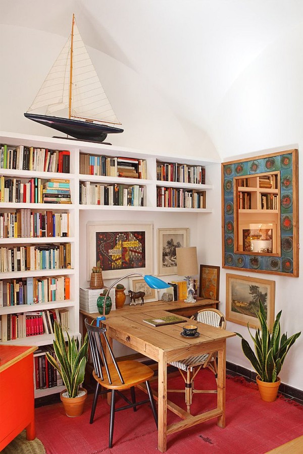 Дизайн современного офиса: полка у стены для хранения книг