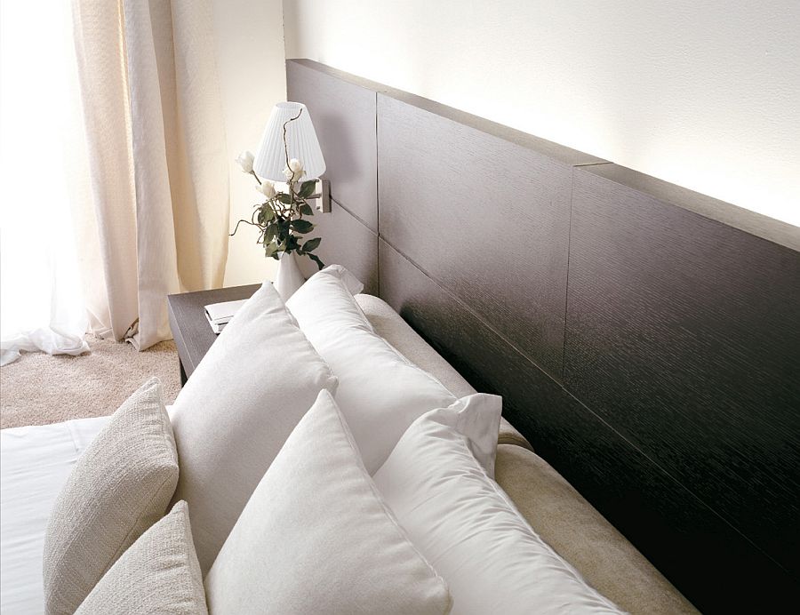 Дизайн современных кроватей - чёрное дерево в изголовье