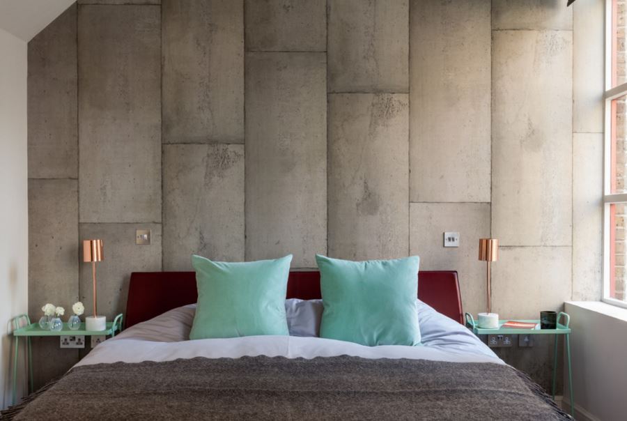 Дизайн спальни советы - подушки мятного цвета - яркий акцент в интерьере