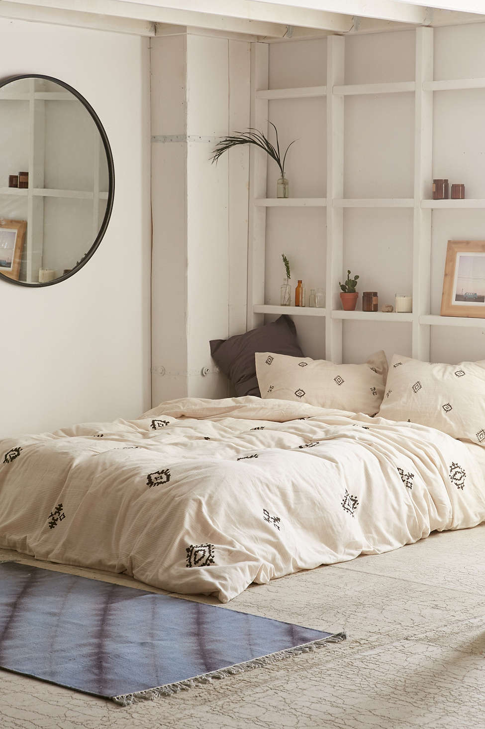 Дизайн спальни советы - расслабляющая атмосфера просторной спальни белого цвета