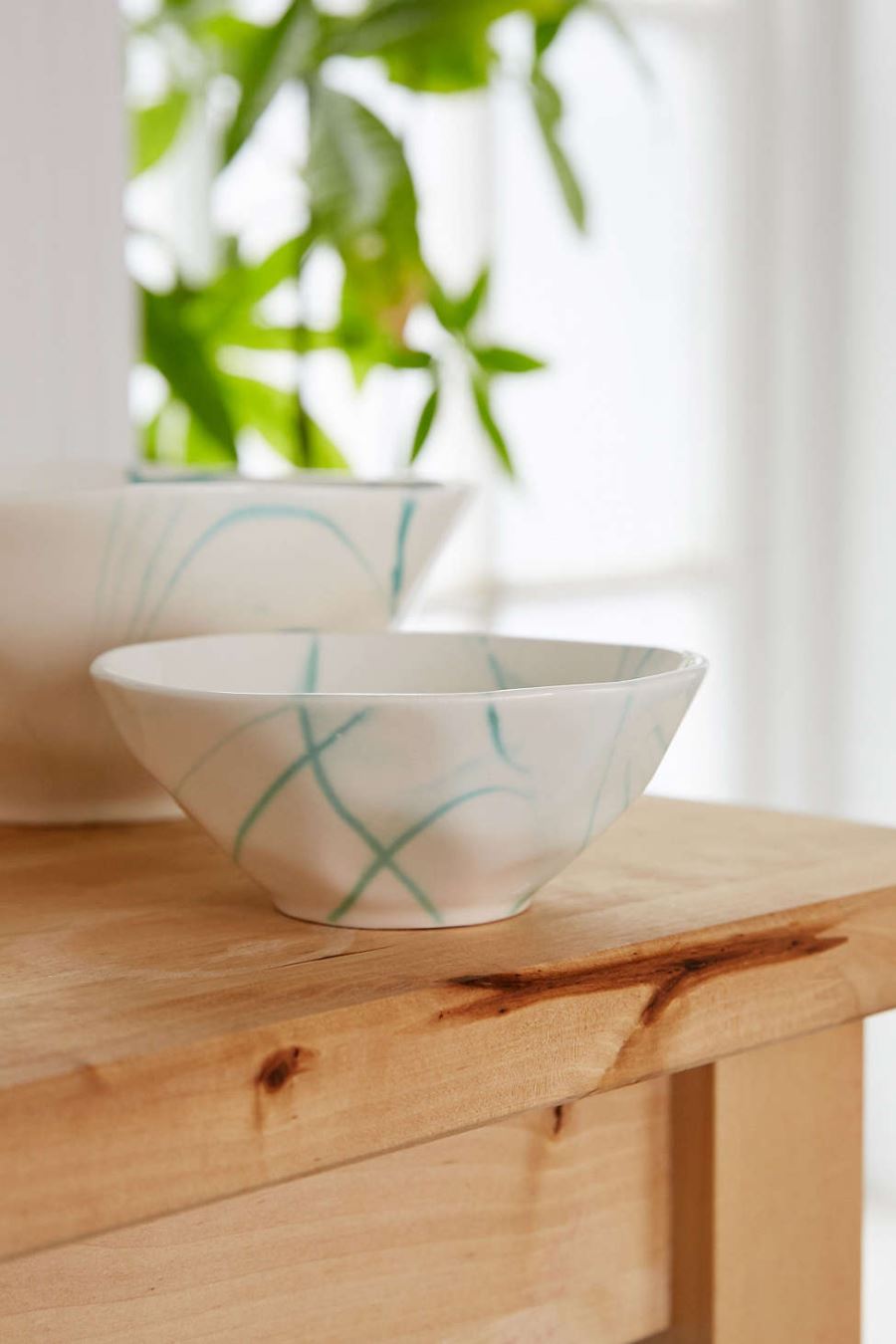 Дизайнерская посуда для столовой. Мраморная чаша от Urban Outfitter