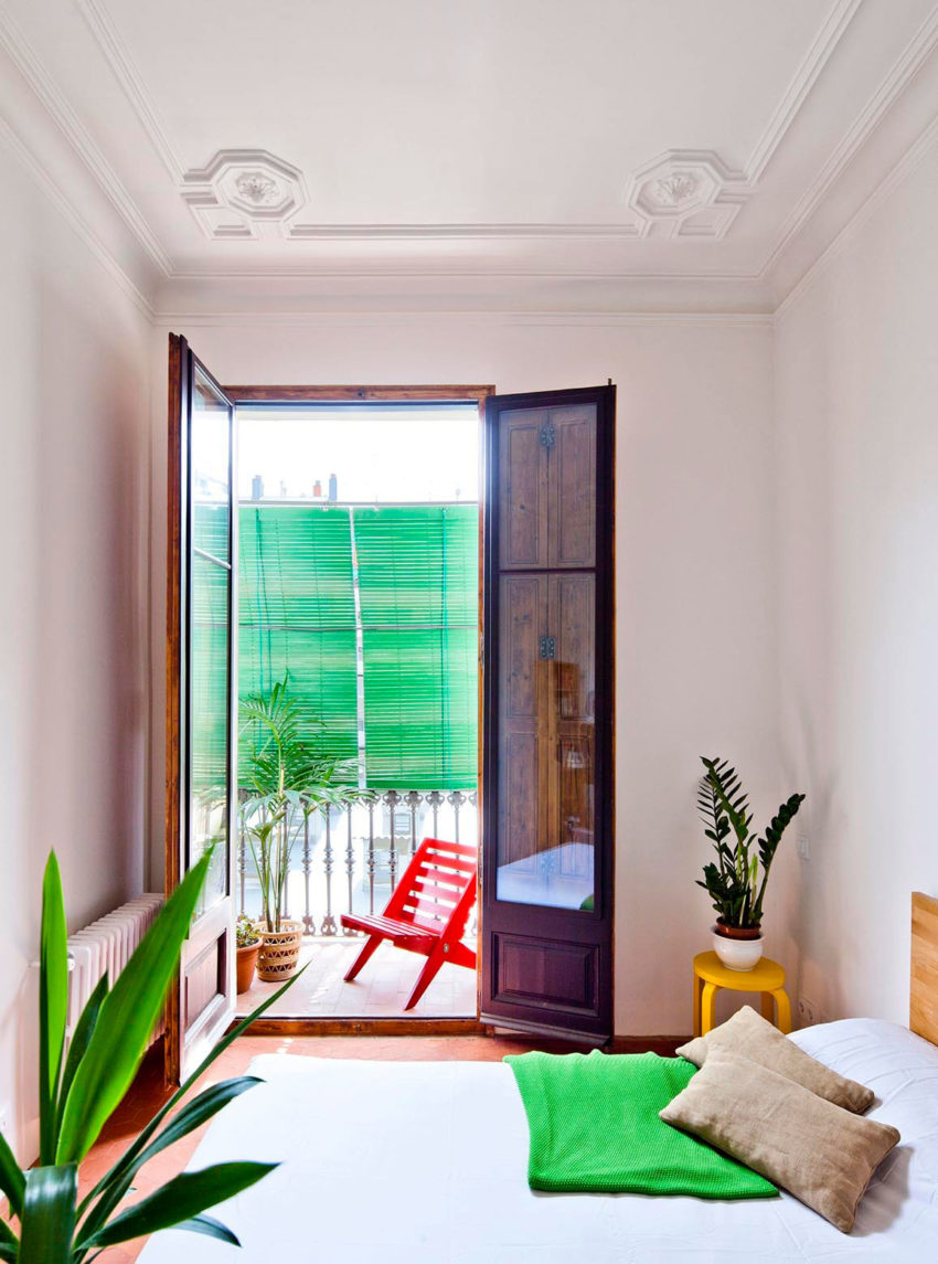 Проект реконструкции квартиры - яркие элементы декора в светлой спальне