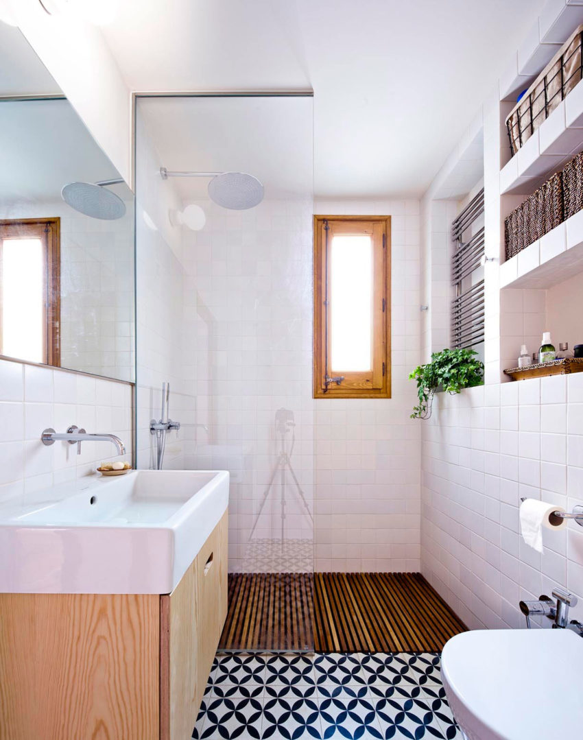 Проект реконструкции квартиры - светлая ванная с черно-белой плиткой