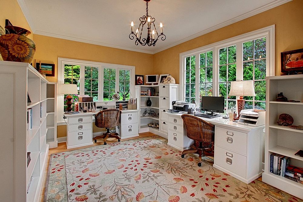 Угловые стеллажи и шкафы белого цвета в домашнем мини-офисе