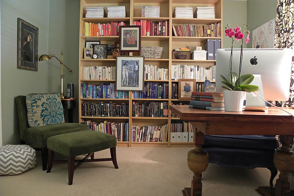 Деревянный книжный шкаф в домашнем мини-офисе