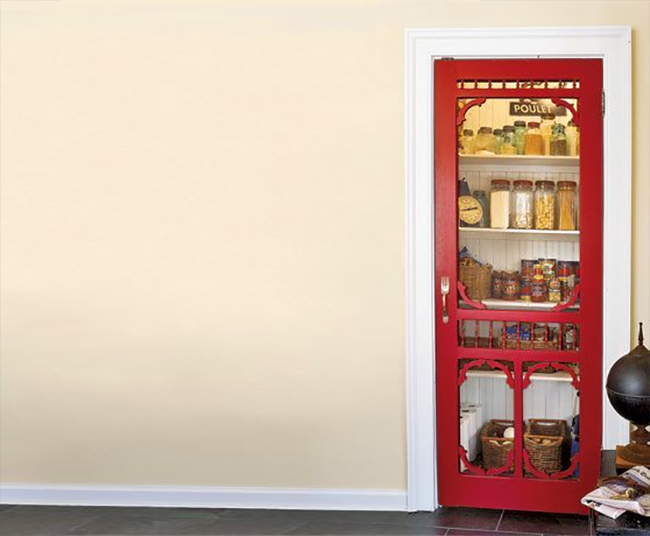 Красное дверное полотно – яркий акцент в комнате