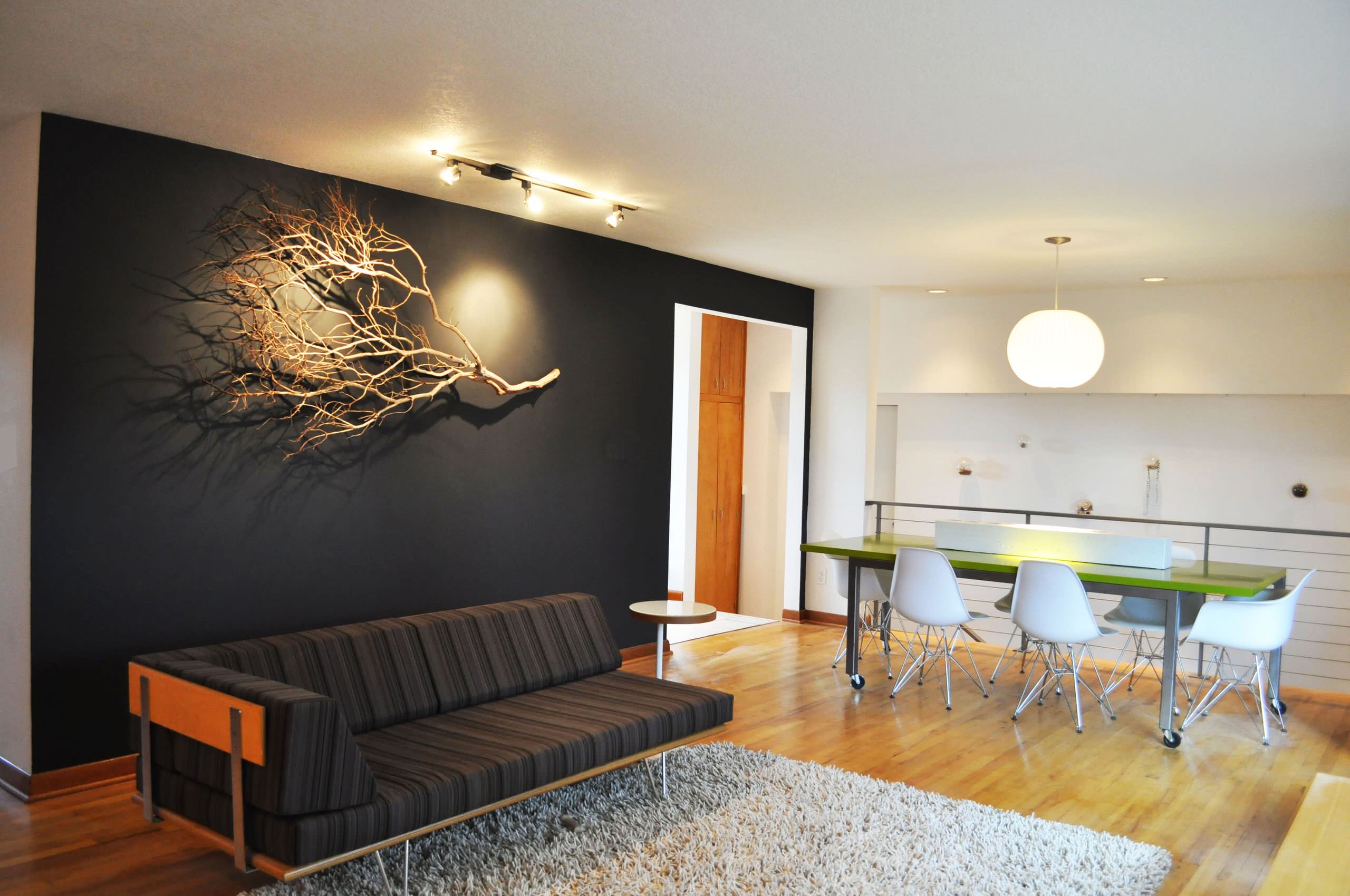 Эксклюзивный интерьер гостиной с помощью декоративного украшения на стене